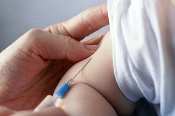 درد واکسن را می‌توان به صورت در آغوش گرفتن نوزاد در زمان تزریق واکسن،...