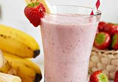 طرز تهیه میلک شیک توت فرنگی و موز سالم و رژیمی