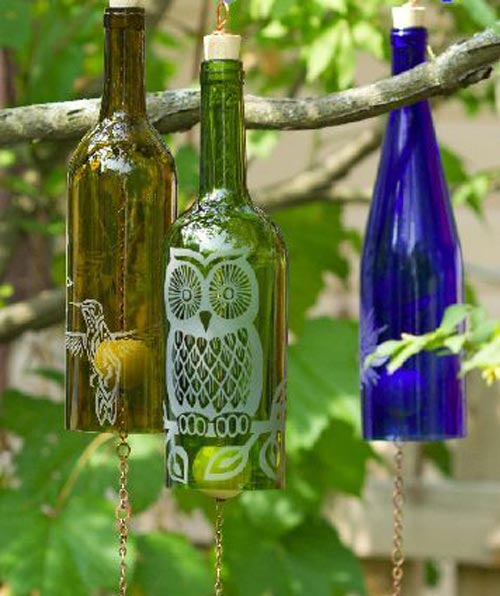 عکس آویز تزئینی ساخته شده از بطری شیشه ای