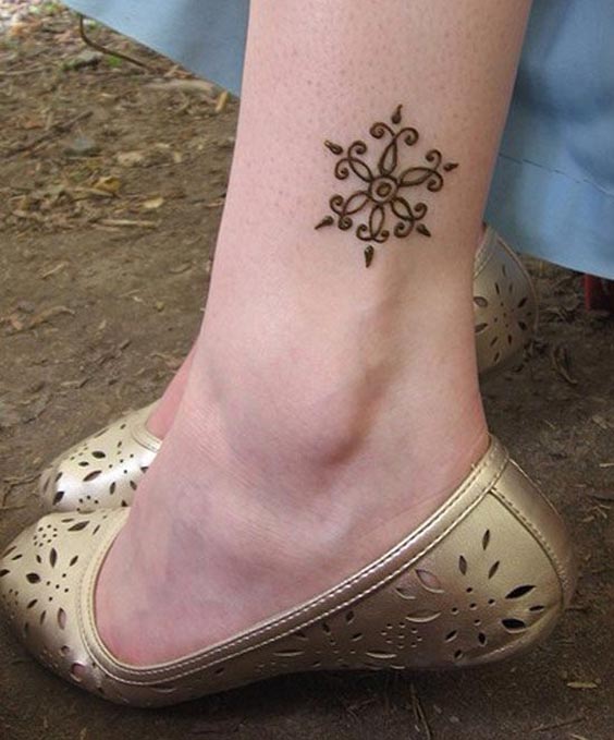عکس مدل های حنا هندی روی پاشنه و قوزک پا