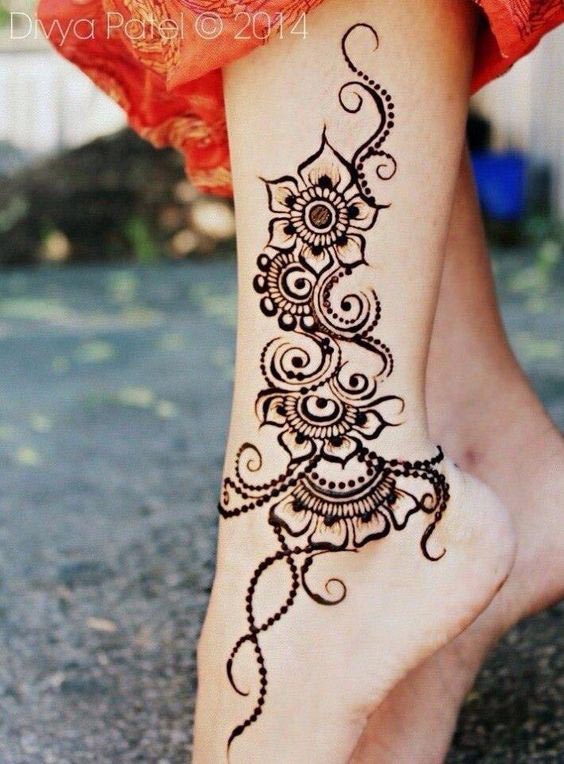 عکس طرح حنا هندی روی ساق پا