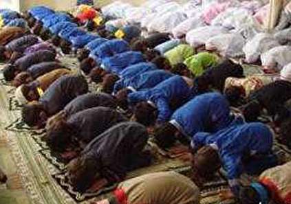 فاصله زن و مرد در نماز؛ آیا زن می تواند جلوتر از مرد نماز بخواند؟