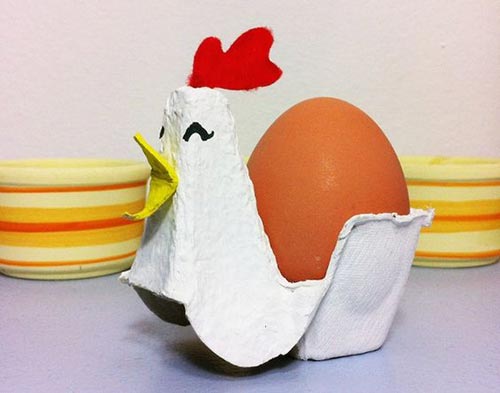 عکس درست کردن کاردستی مرغ با شانه تخم مرغ