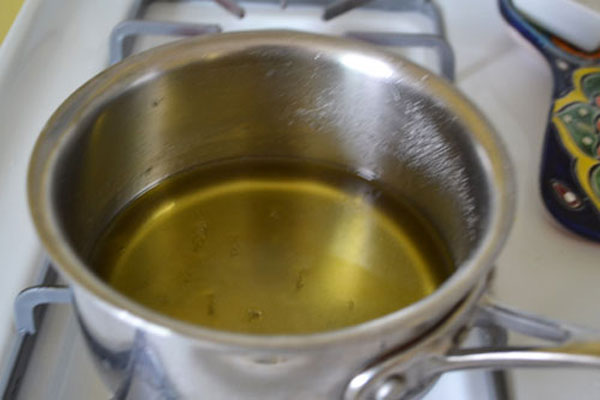 مخلوط آب، روغن و زعفران مخلوط آب، روغن و زعفران