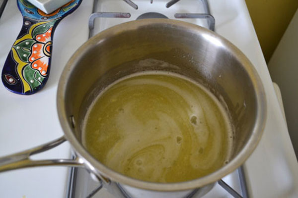 مخلوط آب و روغن و زعفران جوش آمده مخلوط آب و روغن و زعفران جوش آمده