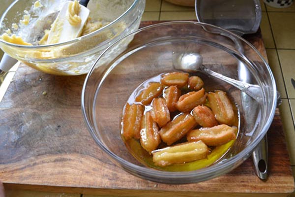 قرار دادن بامیه در شربت قرار دادن بامیه در شربت