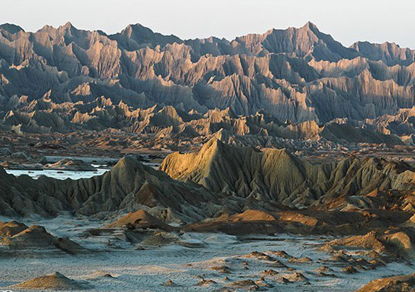 دیدنی‌ های چابهار از کوه‌ های مریخی تا گورستان تاریخی 1