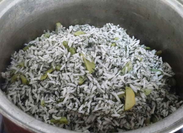 ریختن برنج در قابلمه
