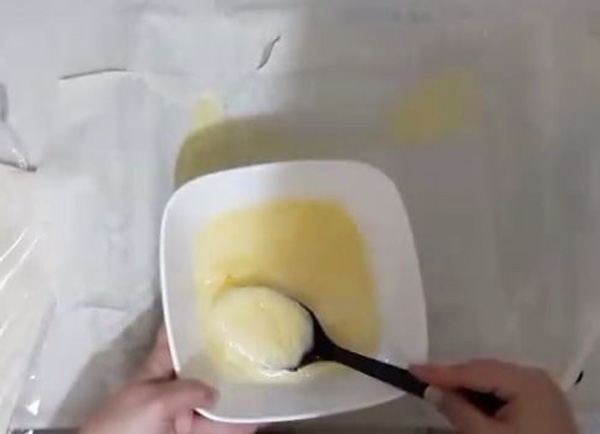 مالیدن مایه تخم مرغ روی خمیر یوفکا