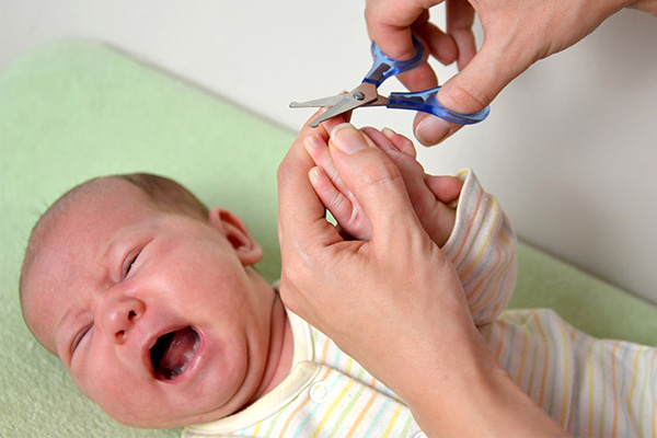 کوتاه کردن ناخن نوزاد 