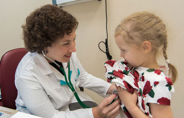 پنومونی در کودکان و نوزادان، پنومونی متوسط در کودکان، پنومونی با منشا ویروسی، بررسی ریه‌ها توسط پزشک با گوشی پزشکی