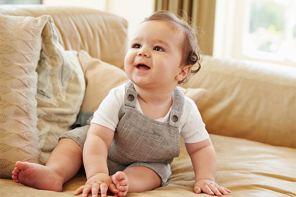 نوزاد شش ماهه توانایی نشستن مستقل دارد - رشد نوزاد شش ماهه