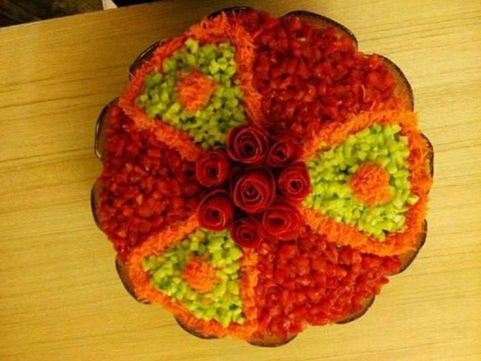 تزیین سالاد شیرازی به شکل گل