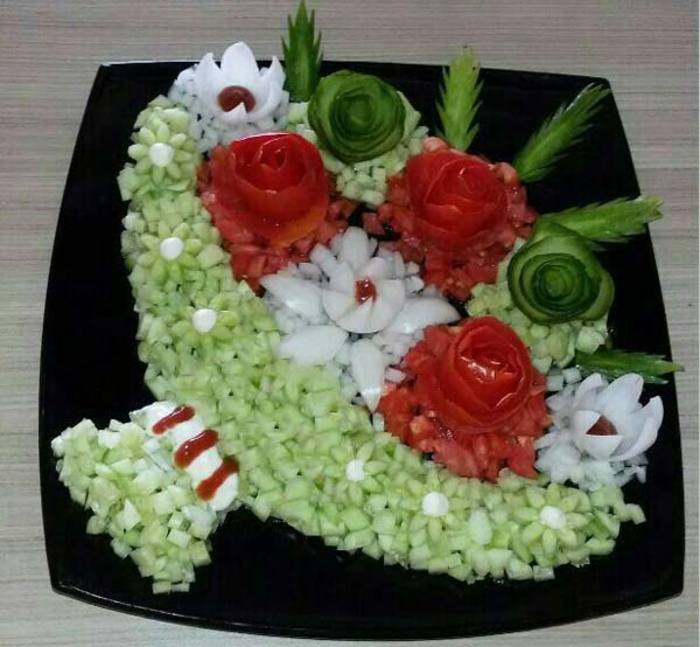 تزیین سالاد شیرازی به شکل سبد گل