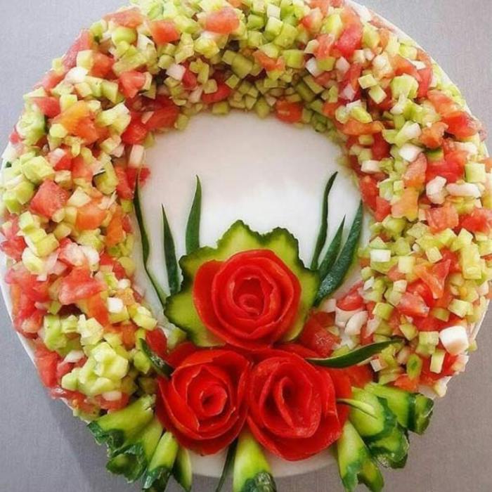تزیین سالاد شیرازی به شکل حلقه گل