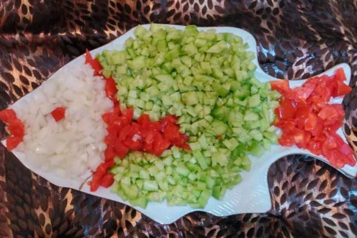 تزیین سالاد شیرازی به شکل ماهی