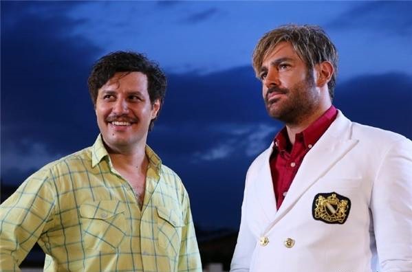 جواد عزتی در آینه بغل