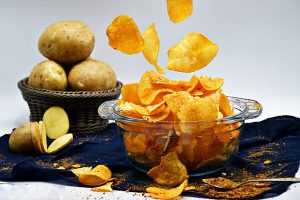 بلایی که خوردن یک بسته چیپس سر شما می آورد