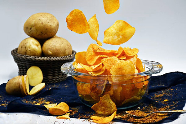 بلایی که خوردن یک بسته چیپس سر شما می آورد