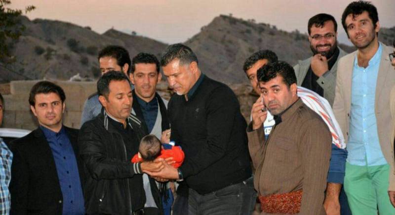 علی دایی در زلزله کرمانشاه