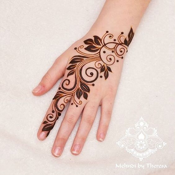 طرح حنا روی دست هندی