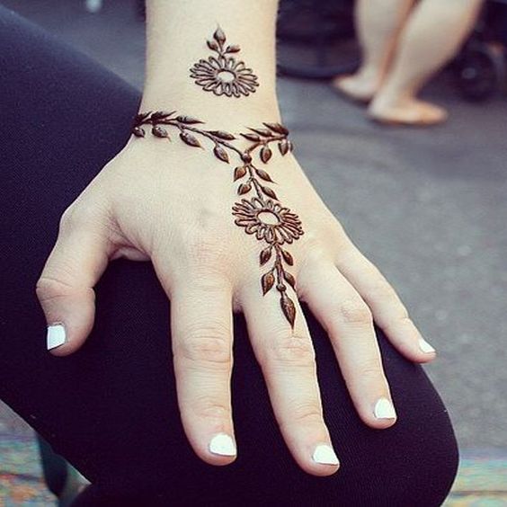 طرح حنا روی دست راحت