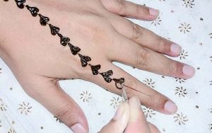 طرح حنا ساده روی دست
