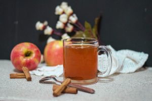طرز تهیه دمنوش سیب و دارچین