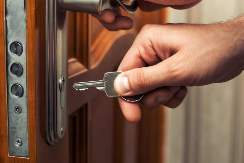 اذن شوهر برای خروج از منزل