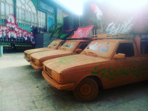 نوشته محرمی روی ماشین