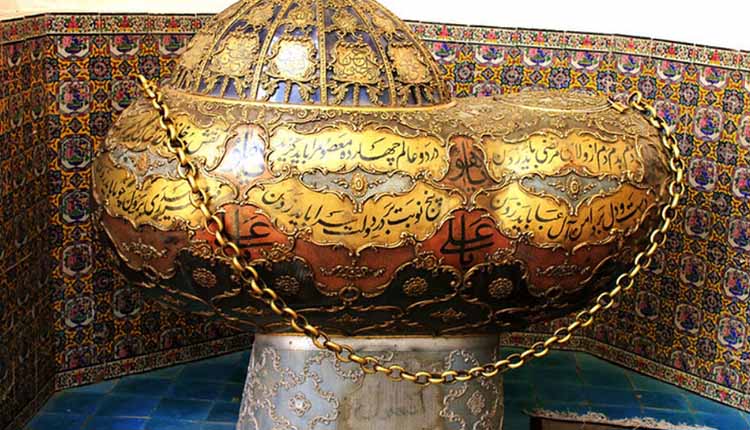 تندیس قرار داده شده در ورودی مقبره شاه نعمت الله ولی