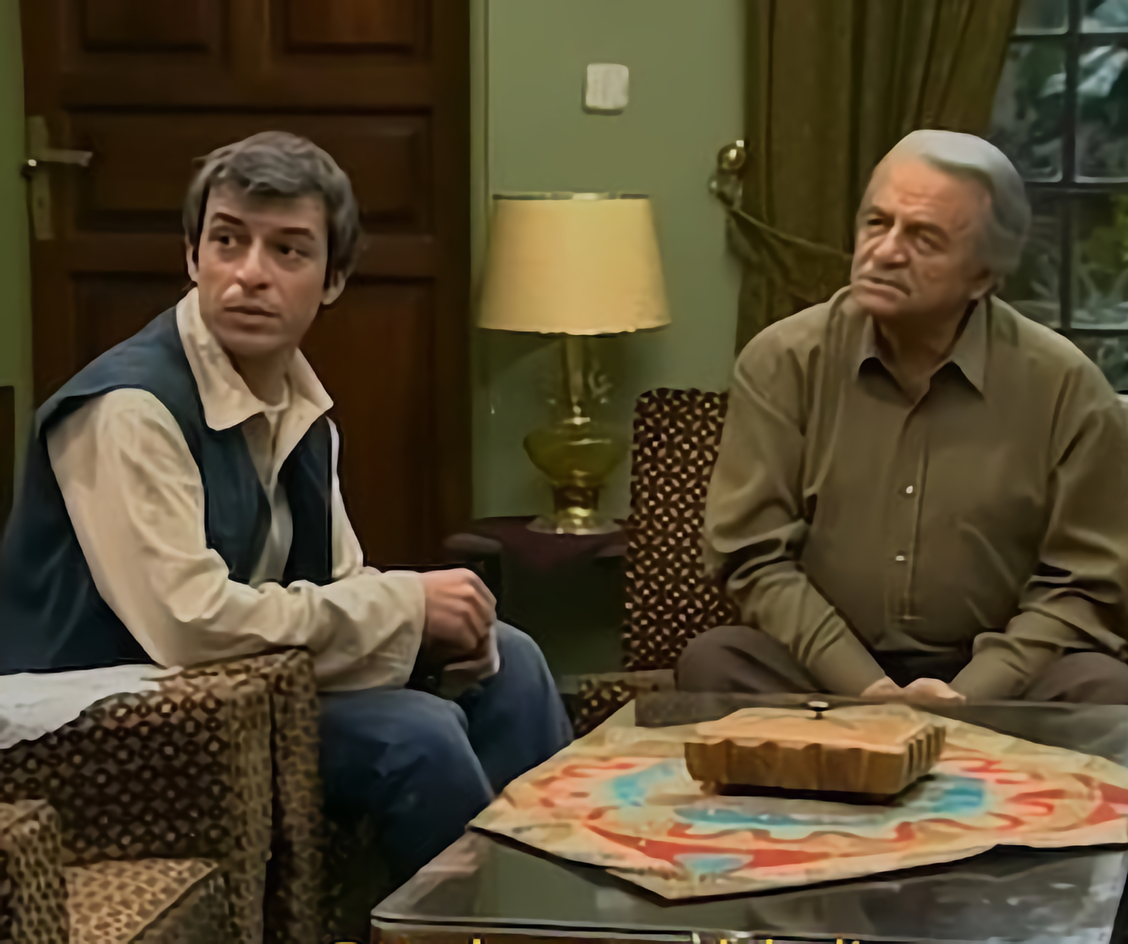 کاظم سیاحی در کوچه اقاقیا