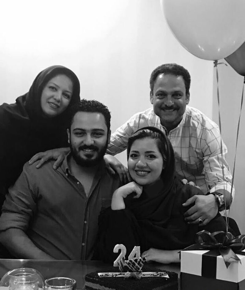 حسین یاری و همسرش و فرزندش