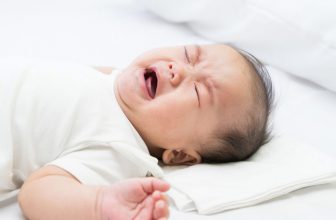 ناله نوزاد در خواب
