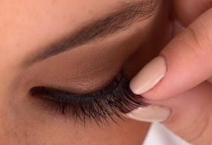 چسباندن مژه مصنوعی