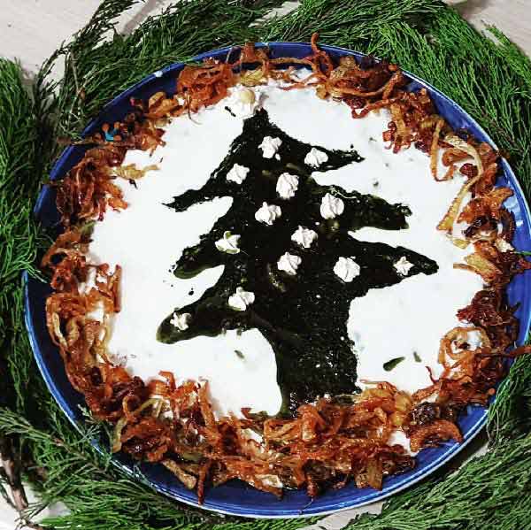 ایده تزیین آش رشته مجلسی با نعنا داغ و کشک و پیاز داغ