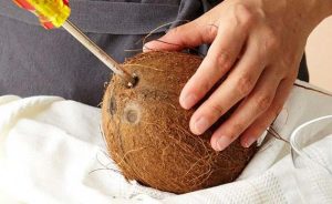 پوست کندن نارگیل تازه