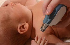 کوتاه کردن ناخن نوزاد