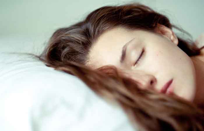 عوارض خوابیدن با موی خیس