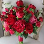 دسته گل عروس با رز قرمز
