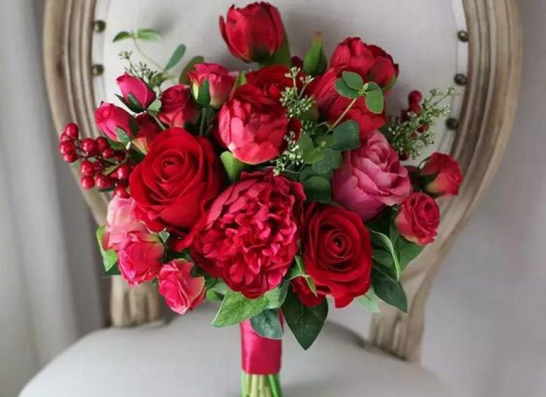 دسته گل عروس با رز قرمز
