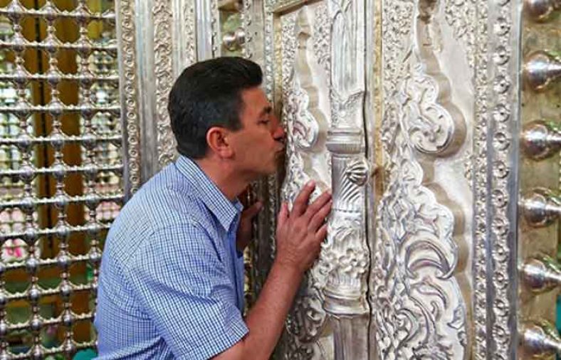 بوسیدن ضریح معصومین