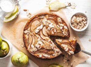 طرز تهیه کیک گلابی و دارچین
