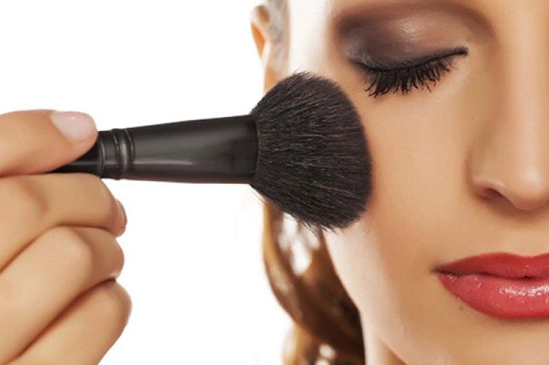 برجسته کردن گونه با رژگونه