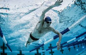حکم فرو بردن سر در آب برای روزه دار