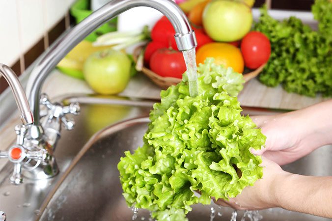 بهترین روش شستن میوه و سبزیجات کدام است؟