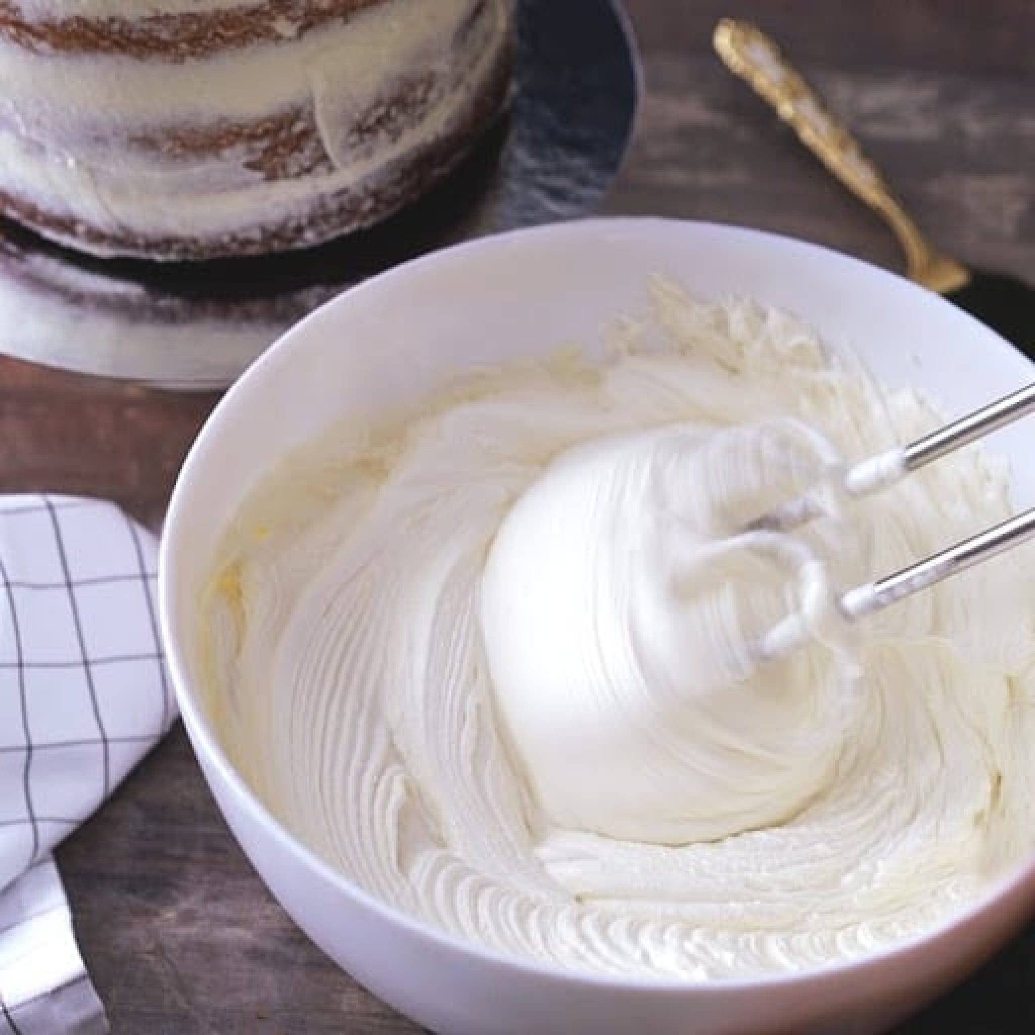 Простой крем из масла. Крем ганаш белый. Ганаш на белом шоколаде. Воздушный крем для торта. Крем для бисквитного торта.