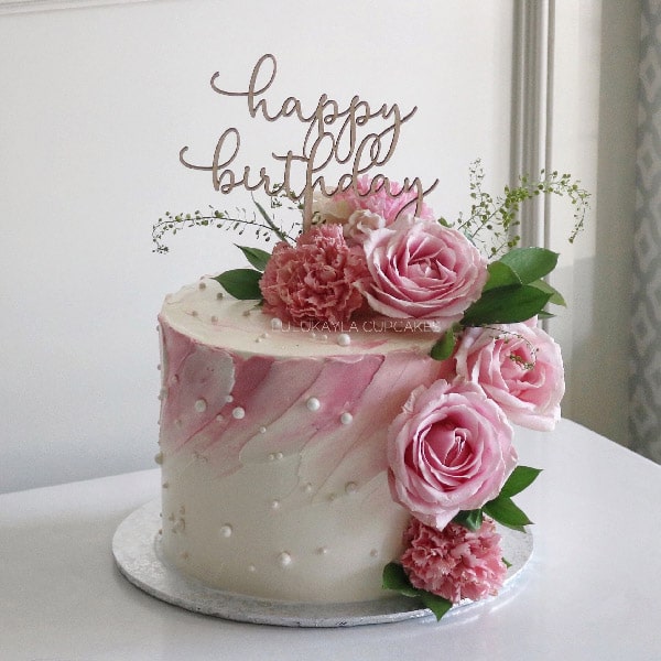 کیک تولد خامه ای با تزیین گل طبیعی