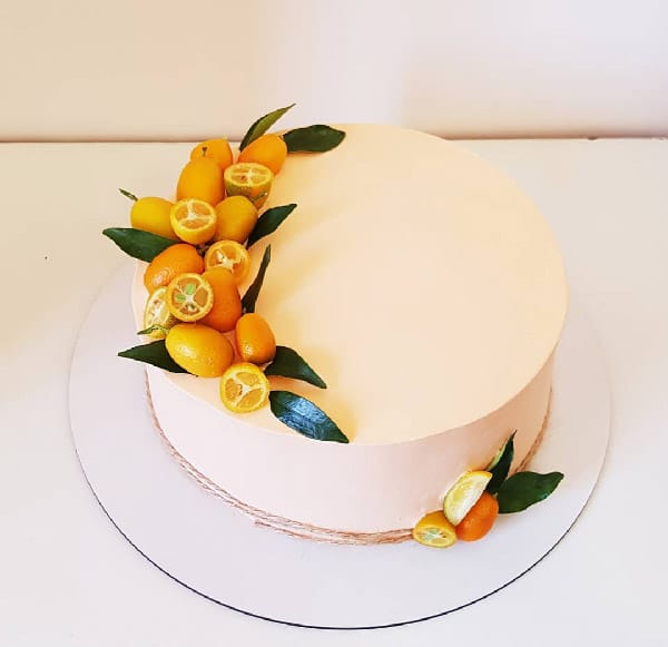 کیک تولد خامه ای با دیزاین میوه