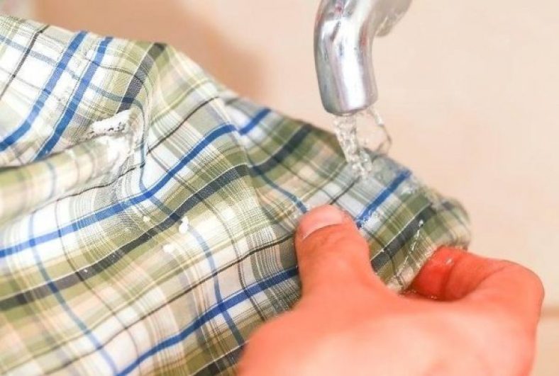 از بین بردن لکه شیر از لباس